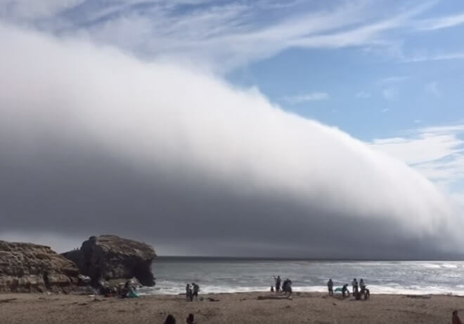 калифорнийский пляж накрыло огромное туманное облако
